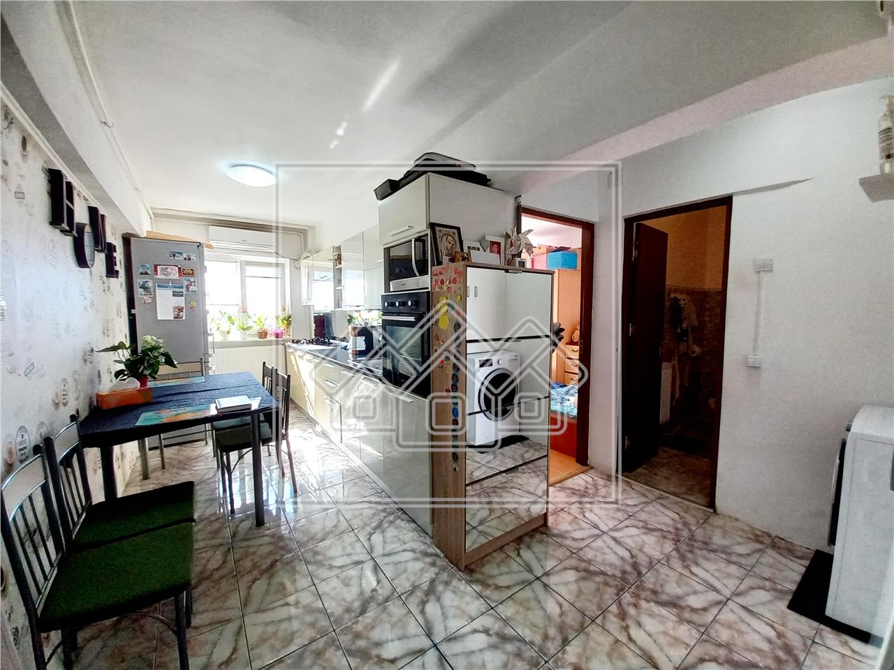 Apartament de vanzare in Alba Iulia - 2 camere, balcon si pivnita -