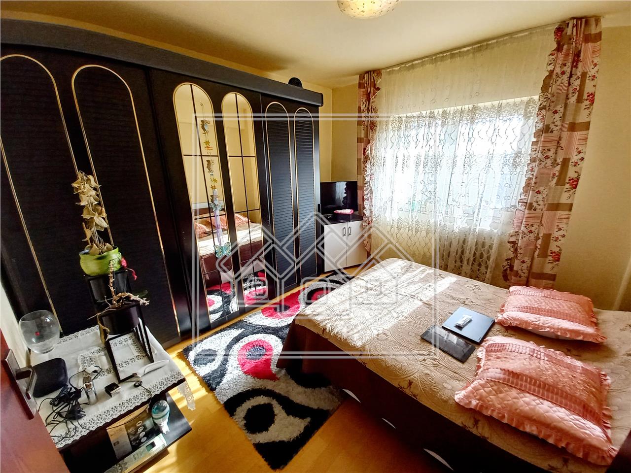 Apartament de vanzare in Alba Iulia - 3 camere - balcon si boxa