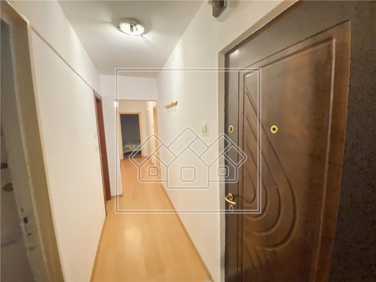 Apartament de vanzare in Sibiu - decomandat - lift - zona V.Aaron