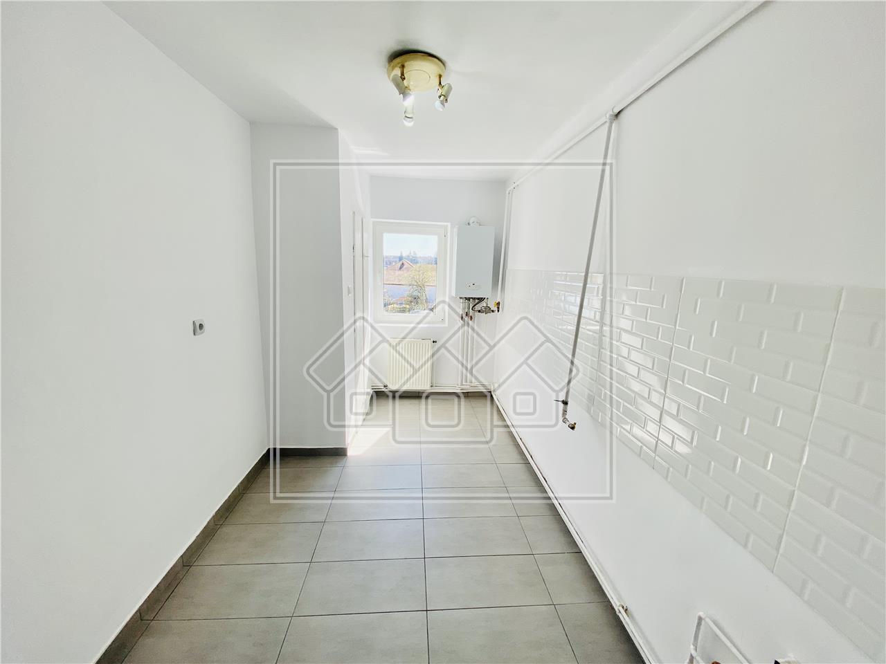Apartament de vanzare in Sibiu -3 camere, balcon si pivnita - Terezian
