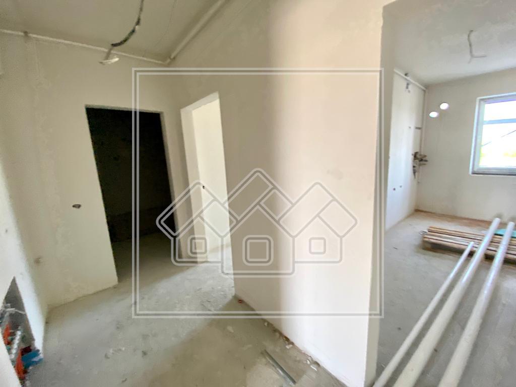 Apartament de vanzare in Sibiu - 4 camere, 2 bai si balcon 10 mp