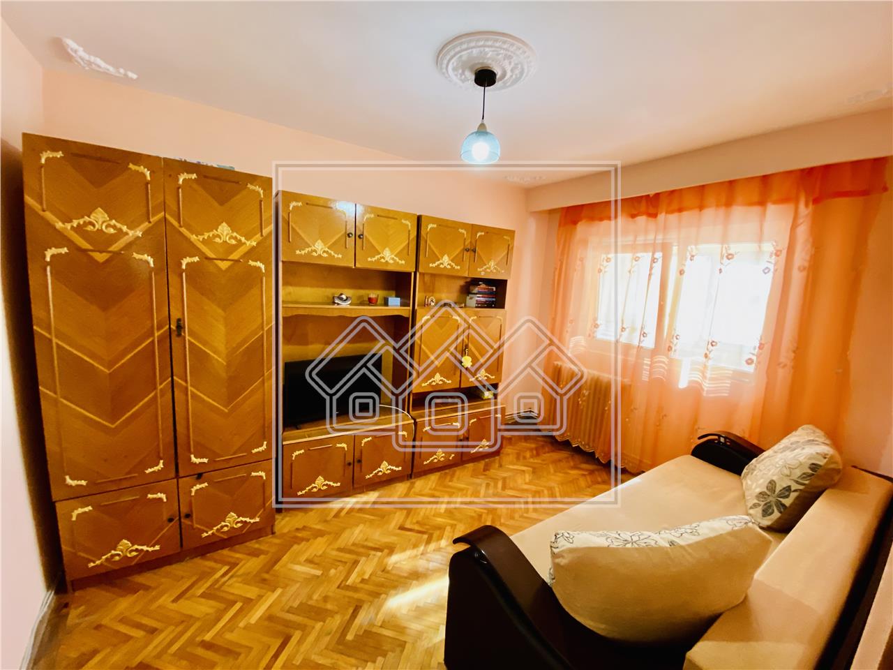 Apartament de vanzare in Sibiu - 2 camere, balcon si pivnita -V. Aaron