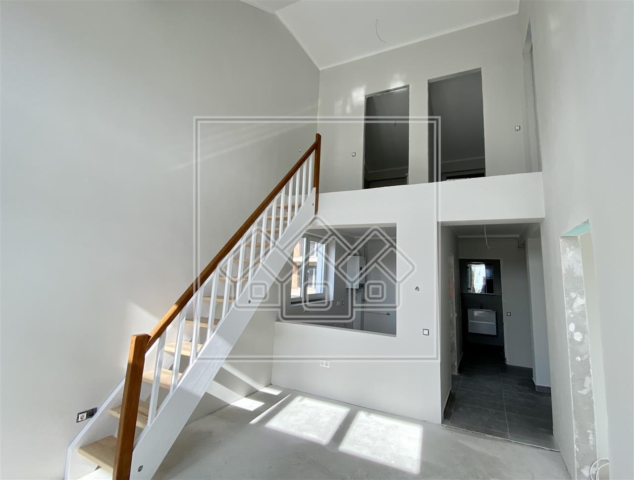 Penthouse pe 2 niveluri - 4 camere si balcon - confort lux (L)