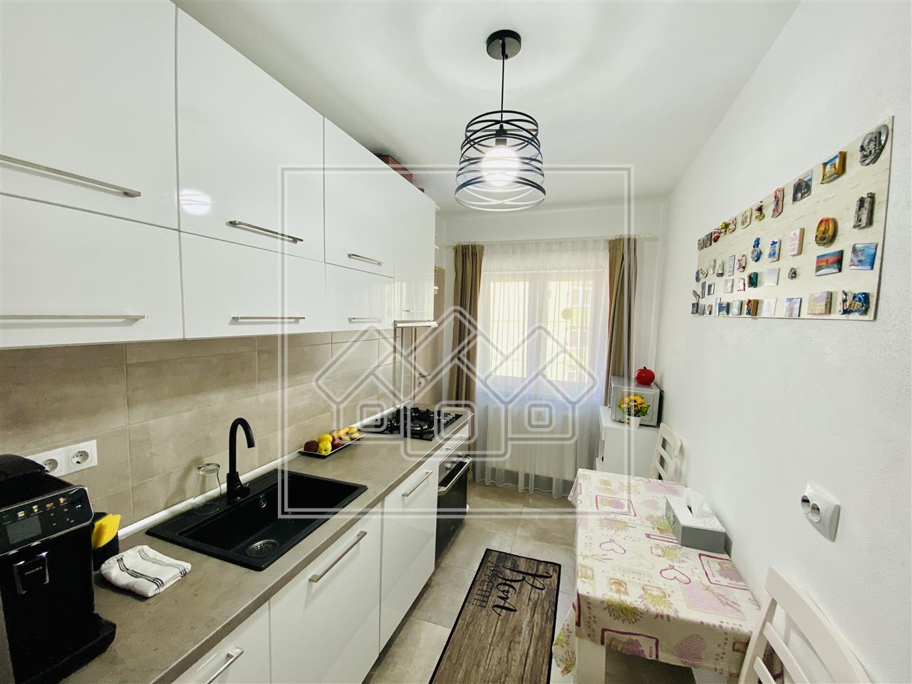 Apartament de vanzare in Sibiu - 3 camere si balcon -Zona Vasile Aaron