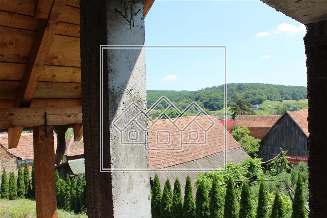 Casa de vanzare in Sibiu (Chirpar) 5  camere si teren 4000 mp