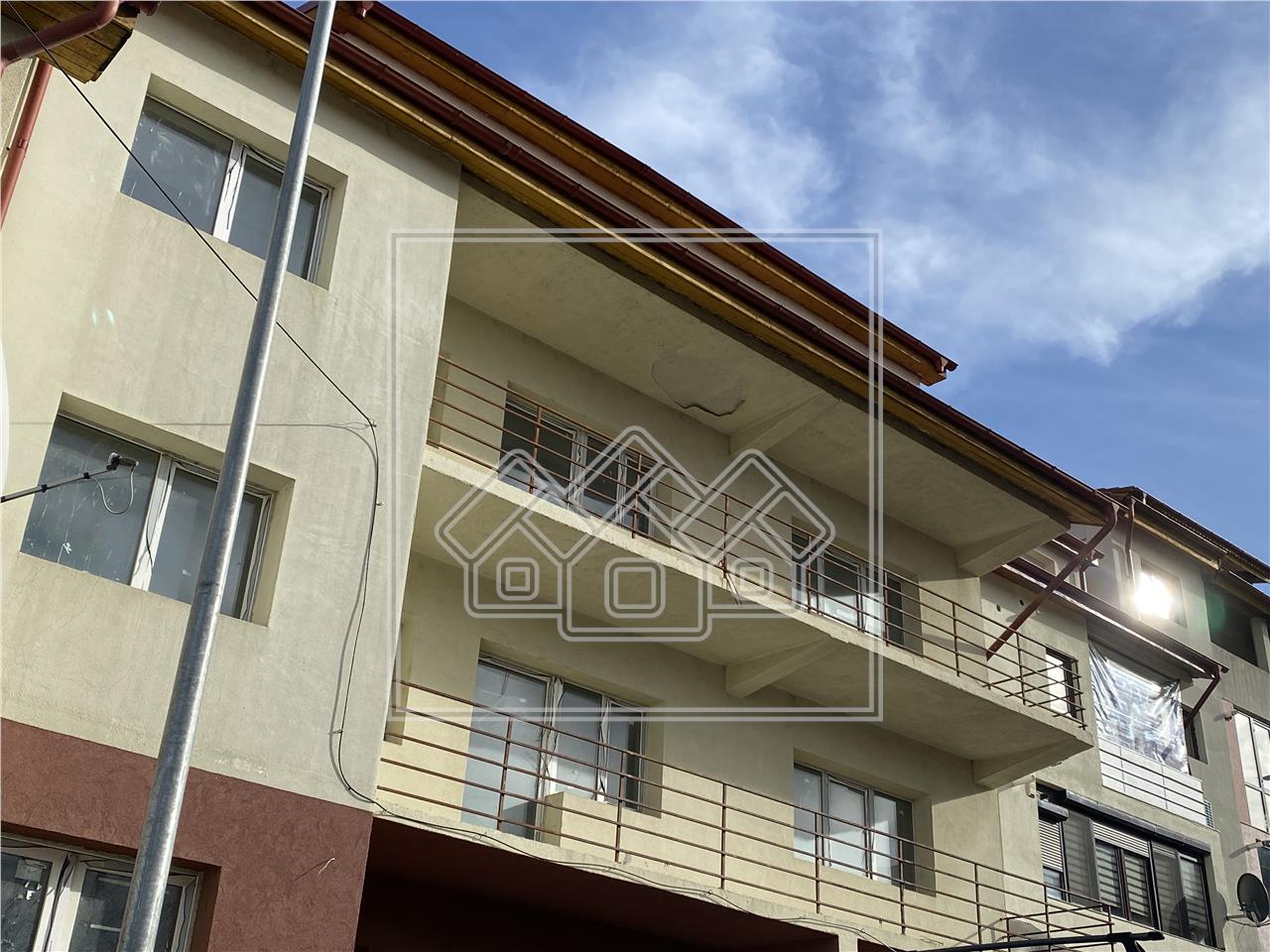 Villa with 3 apartments for sale in Sibiu - garage / apartment -