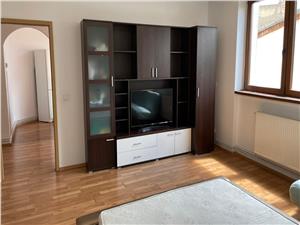 Apartament de inchiriat in Sibiu - 3 camere- 2 bai -zona ultracentrala