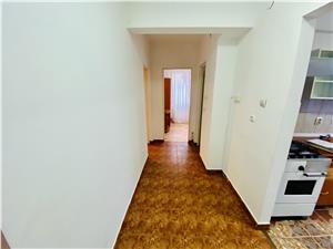 Apartament de vanzare in Sibiu - 3 camere, pivnita si garaj - V. Aaron
