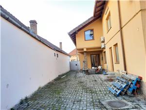 House for sale in Sebes - two buildings in the yard - Zona Piata