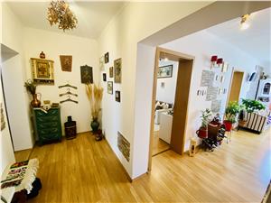 Apartament de vanzare in Sibiu - 3 camere, balcon si pivnita -