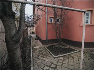 Casa de vanzare in Sibiu - Garaj si Carport - 2 Fronturi la Strada