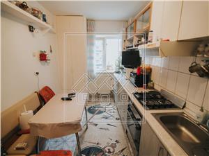 Apartament de vanzare in Sibiu - 3 camere cu balcon si pivnita-