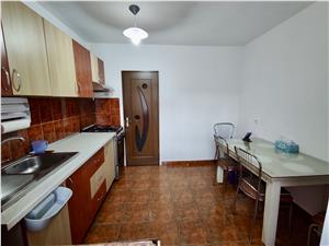 Apartament 3 camere de vanzare - Vasile Aaron, etaj 2, pivnita, garaj